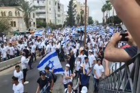 فيديو: مئات المستوطنين يشاركون في مسيرة الأعلام بمدينة اللد